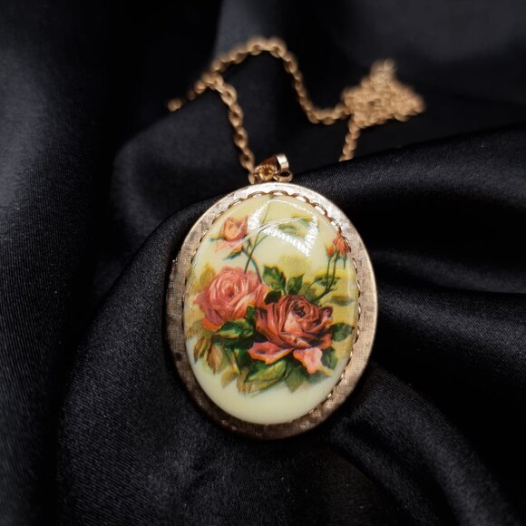 Vintage Gold Tone Oval Locket Necklace With Painted Rose Design & Chain - Picture 1 of 7